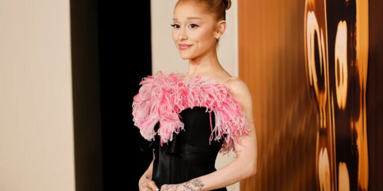 Video/ Momente tensioni për Ariana Granden, teksa po përshëndeste fansat, për pak sa nuk u godit nga një makinë në Paris.