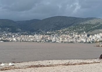 Video/ Mot i keq shkakton ndryshimin e ngjyrës së detit Jon, ja si është transformuar bregu në Sarandë.