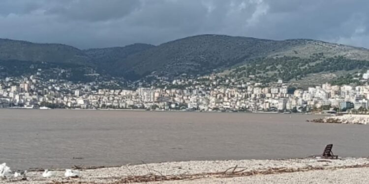 Video/ Mot i keq shkakton ndryshimin e ngjyrës së detit Jon, ja si është transformuar bregu në Sarandë.