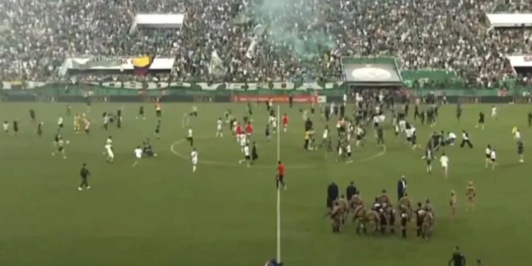 Video: Pas 9 vitesh nga tragjedia ajrore që i mori jetën ekipit, skuadra braziliane rikthehet në elitë. Shikoni festën e tifozëve!