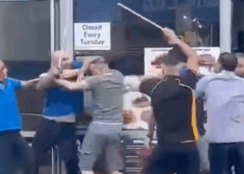 Video: Përleshje e dhunshme mes dy familjeve turke në Uells, pamjet bëhen publike në gjyq
