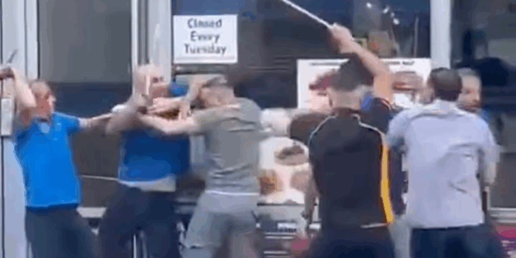 Video: Përleshje e dhunshme mes dy familjeve turke në Uells, pamjet bëhen publike në gjyq