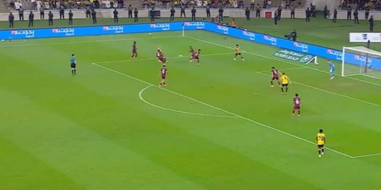 Video / Protagonisti i Mitaj me Al Ittihad, mbrojtësi i Kombëtares del nga stoli dhe asiston Benzemanë për golin e tretë të francezit.