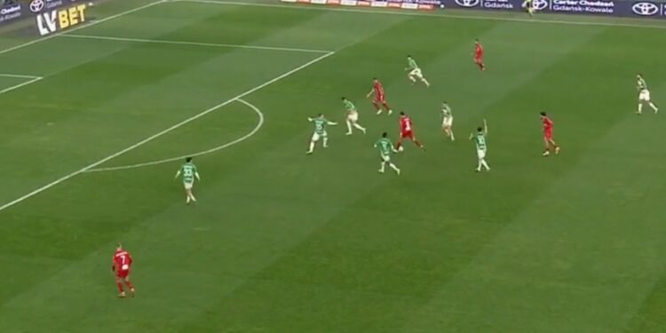 Video/ Shehu përgatitet për Kombëtaren, mesfushori shqiptar luan rol kyç në golin e ekipit të tij