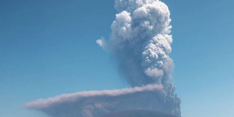 Video/ Vullkani 'aktivizohet' pas 10 mijë vitesh, pamjet e rralla që bënë xhiron e rrjetit