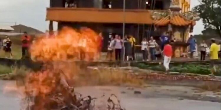 Video/ Vullkani i baltës shpërthen në rrugë në Tajvan