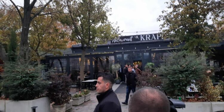 Vizita në Mitrovicën e Jugut: Pronari i lokalit ku Albin Kurti do të ndalej mbyll biznesin për shqetësime sigurie dhe tensione.