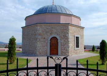 Vjedh një shumë parash në tyrbe, shpallet në kërkim 36-vjeçari në Gramsh