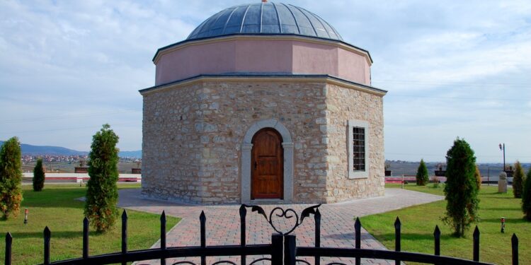 Vjedh një shumë parash në tyrbe, shpallet në kërkim 36-vjeçari në Gramsh