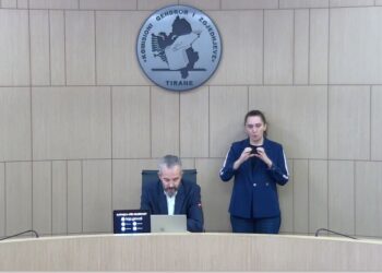 "Vlerësimi i fletëve dhe rezultateve në Tepelenë do të përdorë AI", thotë Celibashi: Numërimi fillon në orën 22:00, pritet të mbarojë...