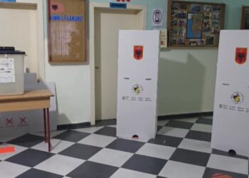 Votimi në Cërrik: Qytetarët e zgjedhin kryebashkiakun e ri, procesi kalon pa vështirësi.