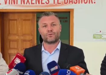 "Votuesit ndihen të kërcënuar", reagimi i policisë pas ankesës së kandidatëve në Cërrik
Pas pretendimeve të njërit nga kandidatët për zgjedhjet lokale, se në praninë e gjimnazit "Tomorr Sinani" në Cërrik kishte individë që po kërcënonin qytetarët, policia ka reaguar menjëherë duke dërguar shërbimet e saj në vendin e ngjarjes.