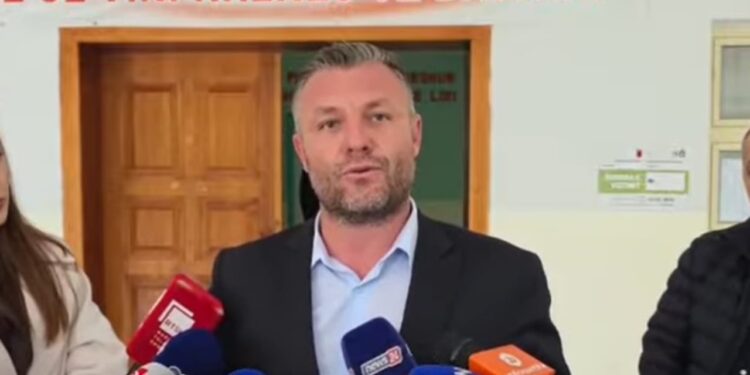 "Votuesit ndihen të kërcënuar", reagimi i policisë pas ankesës së kandidatëve në Cërrik
Pas pretendimeve të njërit nga kandidatët për zgjedhjet lokale, se në praninë e gjimnazit "Tomorr Sinani" në Cërrik kishte individë që po kërcënonin qytetarët, policia ka reaguar menjëherë duke dërguar shërbimet e saj në vendin e ngjarjes.