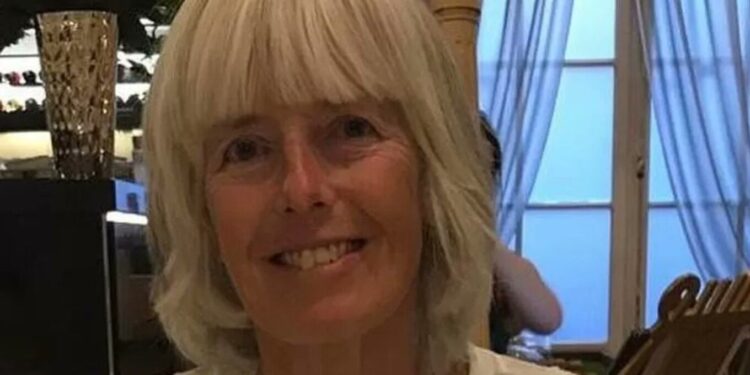 Vrasje e tmerrshme në Britani: Një 68-vjeçar stabon ish-gruan me 19 thika mbi varrin e djalit të tyre