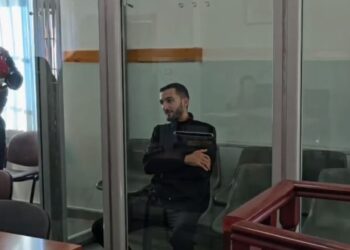 Vret babanë me thikë, sot mbahet seanca për autorin/ Ja kush është 25-vjeçari që del duke qeshur në sallën e gjyqit