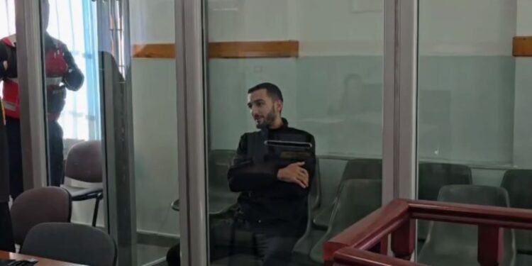 Vret babanë me thikë, sot mbahet seanca për autorin/ Ja kush është 25-vjeçari që del duke qeshur në sallën e gjyqit