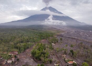 Vullkani Semeru shpërthen, qeveria indoneziane evakuon me sukses 170 alpinistë të bllokuar në mal.