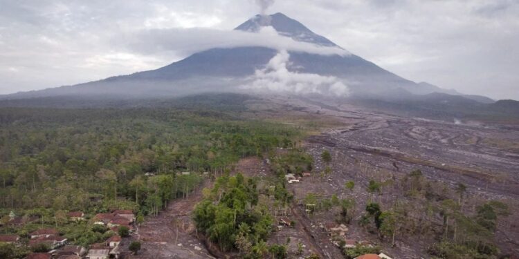 Vullkani Semeru shpërthen, qeveria indoneziane evakuon me sukses 170 alpinistë të bllokuar në mal.