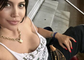 Wanda Nara pozon në stadium, duke treguar gjoksin dhe fshehur një mashkull të mistershëm me tatuazhe në fotot e saj.