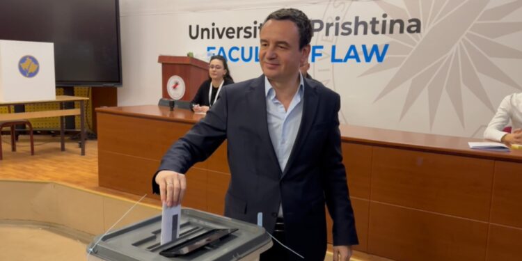 Zgjedhjet Lokale në Kosovë: Albin Kurti Nxisin Qytetarët të Votojnë në Ditën e Dytë të Raundit, Duke Ecilësuar Si Një Ditë Pozitive për Demokracinë.