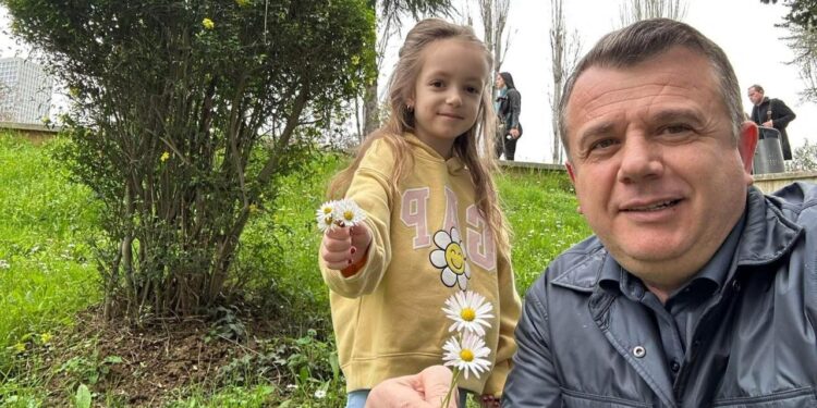 Zgjedhjet e pjesshme: Balla shpërndan një foto të veçantë me vajzën e tij dhe fton qytetarët të votojnë për kandidatët e tij.