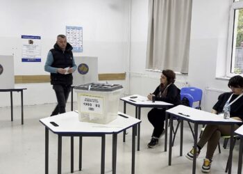 Zgjedhjet në Kosovë: Ekspertët thonë se nuk ka fitues të qartë, pjesëmarrja e ulët është një sinjal për partitë.