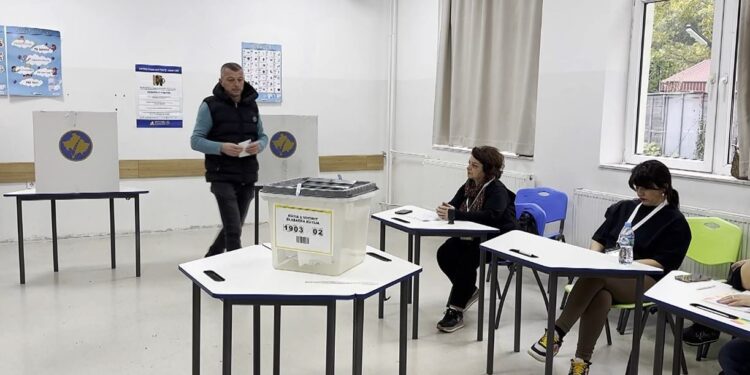 Zgjedhjet në Kosovë: Ekspertët thonë se nuk ka fitues të qartë, pjesëmarrja e ulët është një sinjal për partitë.