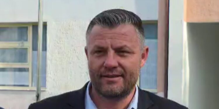 Zgjedhjet për kryebashkiakun e Cërrikut: Kandidati i "Shqipëria Bëhet", Eligert Hima, bën thirrje për të votuar.