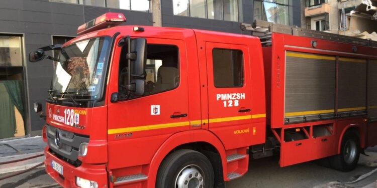 Zjarr në orët e para të mëngjesit në një bar druri në Sarandë, informacionet e para