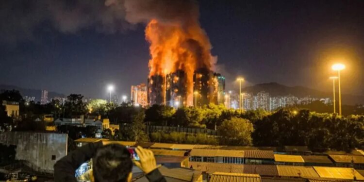 Zjarri më fatal në Hong Kong në më shumë se 60 vjet, numri i viktimave rritet.