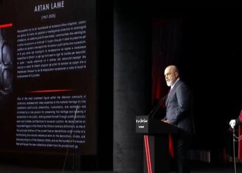 100-vjetori i Urdhrit të Skënderbeut: Rama i shpërndan medaljonet e para familjarëve të Artan Lames dhe Filip Rrumbullakut.