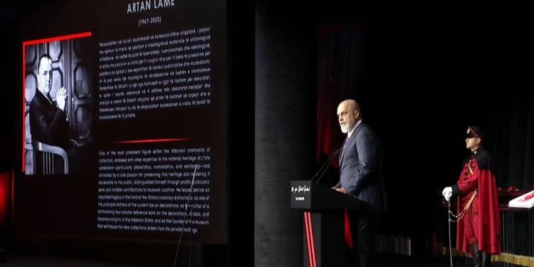 100-vjetori i Urdhrit të Skënderbeut: Rama i shpërndan medaljonet e para familjarëve të Artan Lames dhe Filip Rrumbullakut.