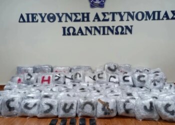215 kg marijuanë e kapur në Janinë, shqiptarja përplaset me policinë dhe dëmton automjetet.