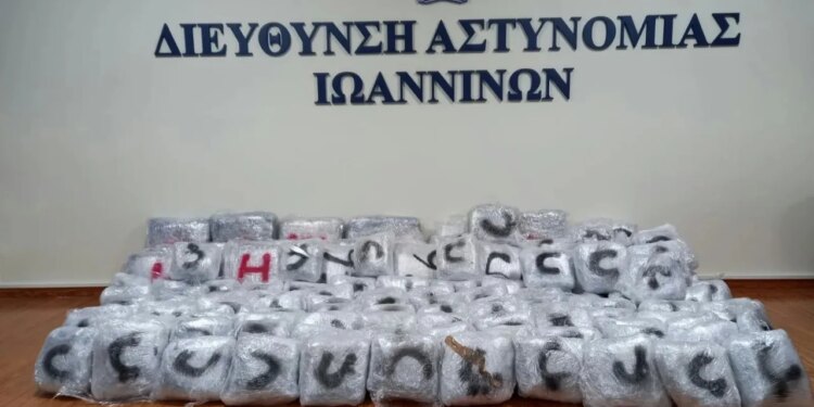 215 kg marijuanë e kapur në Janinë, shqiptarja përplaset me policinë dhe dëmton automjetet.