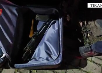 24-vjeçari arrestohet në Tiranë pranë terminalit të autobusëve për transportimin e një kallashnikovi në valixhe për ta shitur.