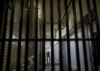 300 kriminelë, përfshirë vrasës dhe përdhunues, lirohen gabimisht në Angli. Mediat: Dështime në menaxhimin e burgjeve.