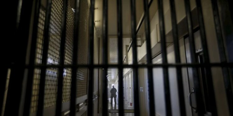 300 kriminelë, përfshirë vrasës dhe përdhunues, lirohen gabimisht në Angli. Mediat: Dështime në menaxhimin e burgjeve.