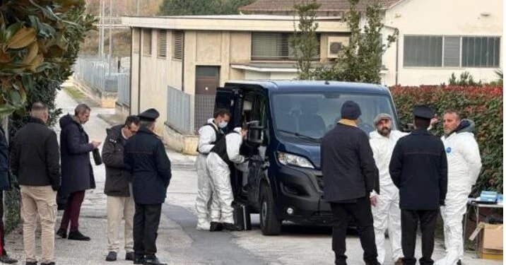 49-vjeçarja e gjetur e vdekur në Ankona, bashkëshorti i saj i dënuar për dhunë shpallet në kërkim