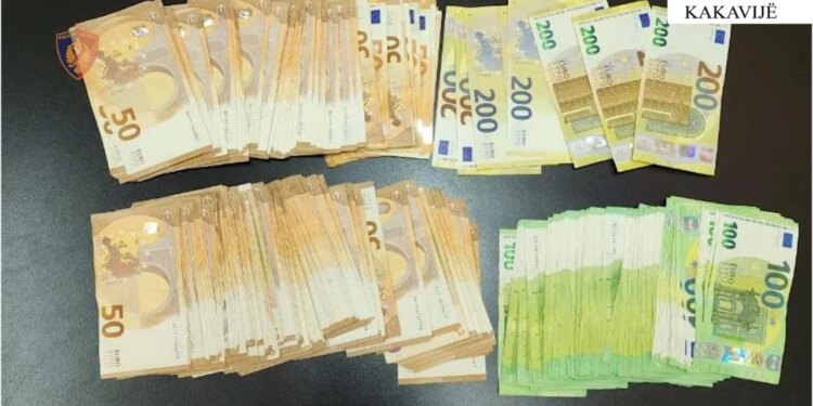 54-vjeçari procedohet për tentativën e nxjerrjes jashtë Shqipërisë mbi 22 mijë euro pa i deklaruar