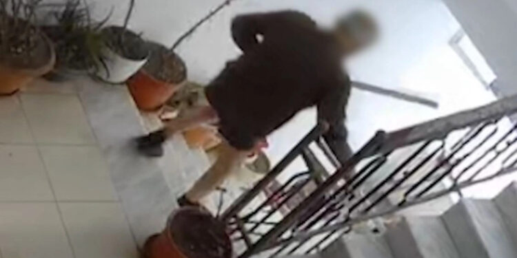 76-vjeçari në Durrës ndalohet pas goditjes me shkop druri të bashkëshortes së tij 70-vjeçare.