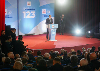 Abdixhiku premton: Mësuesët do të paguhen 1000€, infermierët 975€, ndërsa policët dhe ushtarët 900€.