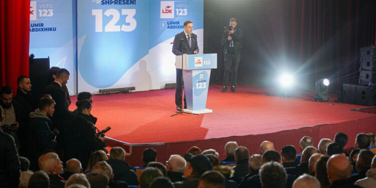 Abdixhiku premton: Mësuesët do të paguhen 1000€, infermierët 975€, ndërsa policët dhe ushtarët 900€.