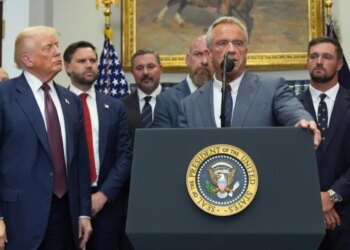 Administrata Trump konfirmon se po shqyrton vdekjet e mundshme lidhur me vaksinat anti-COVID.