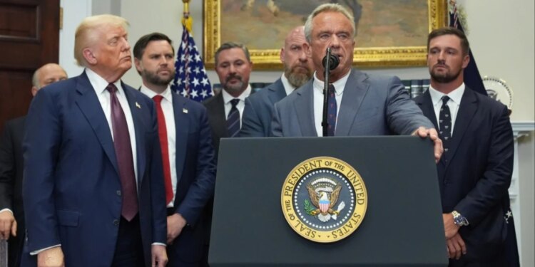 Administrata Trump konfirmon se po shqyrton vdekjet e mundshme lidhur me vaksinat anti-COVID.