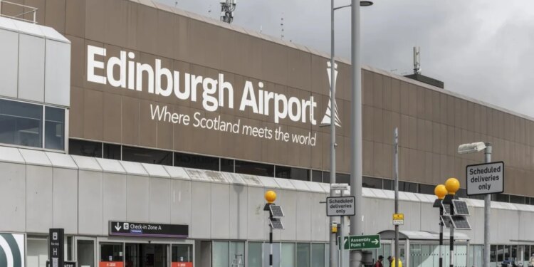 Aeroporti i Edinburgut në Skoci ndalon fluturimet për shkak të problemeve me teknologjinë e informacionit.