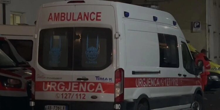 Aksident i rëndë në Tiranë: Makina godet motorin, një jetë e humbur dhe një e plagosur.