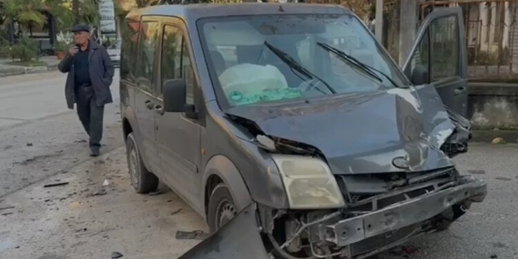 Aksident në Fier: Shoferi humb kontrollin e mjetit dhe godet një makinë të parkuar, përfundon i lënduar.