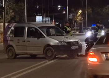 Aksident në Lushnjë: Makina godet motorin, drejtuesi i motorit lëndohet.