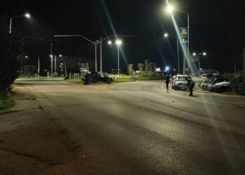 Aksident në Lushnjë/ Makina godet një shtyllë ndriçimi në daljen nga qyteti, drejtuesi në gjendje kritike.