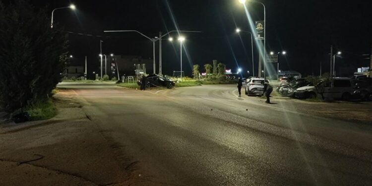 Aksident në Lushnjë/ Makina godet një shtyllë ndriçimi në daljen nga qyteti, drejtuesi në gjendje kritike.